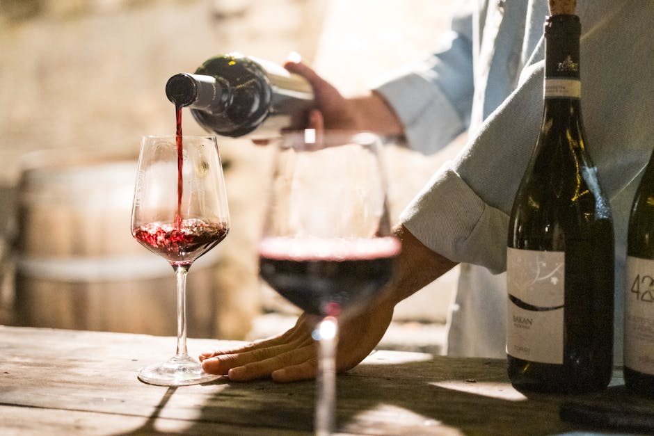 Sommelier che versa vino rosso