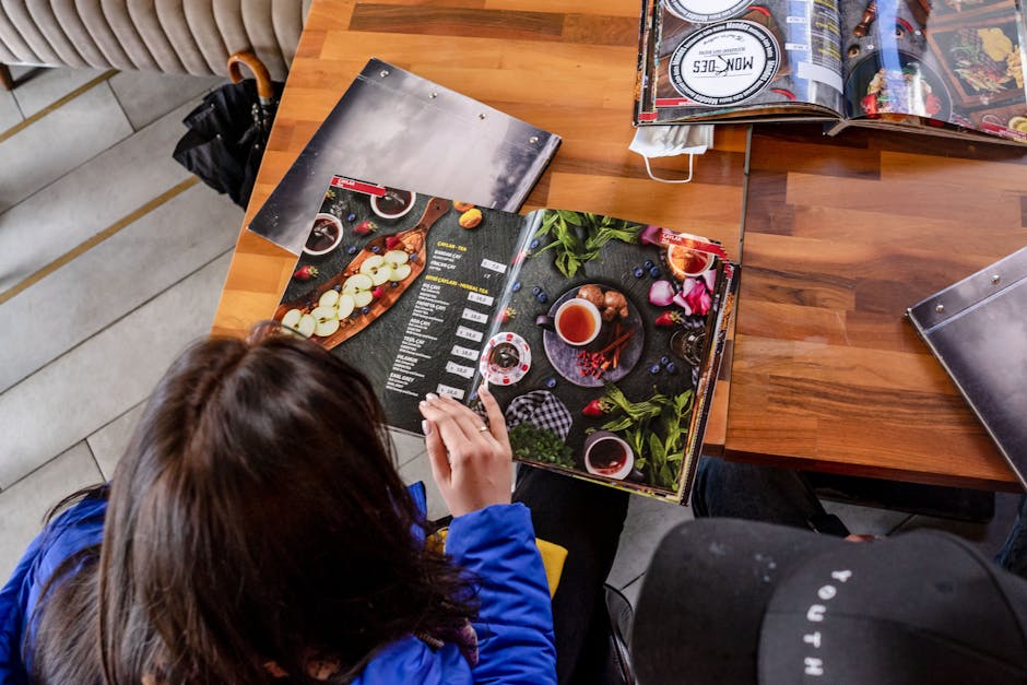 Persone che leggono il menu del ristorante